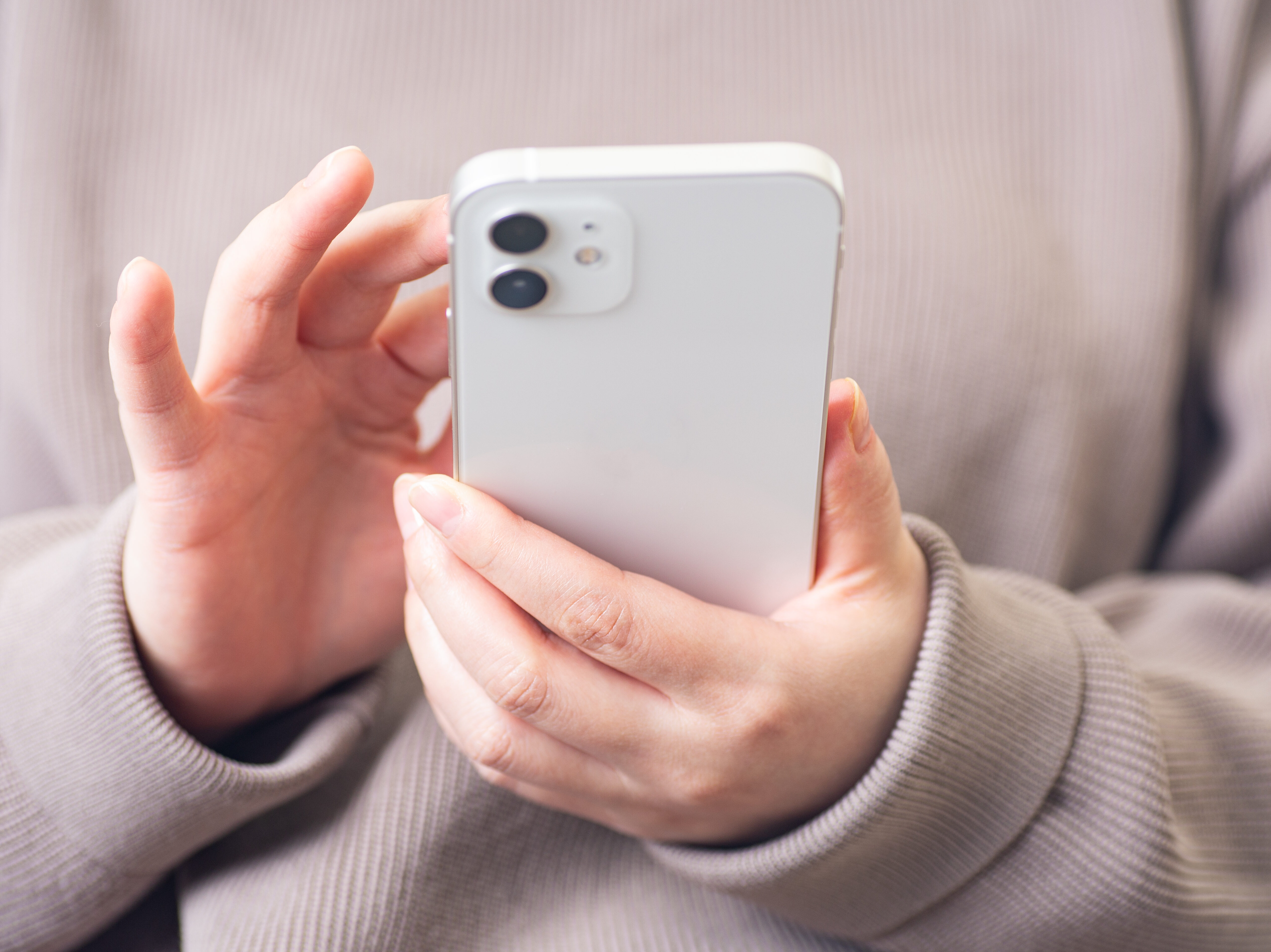 スマホを操作する女性イメージ01